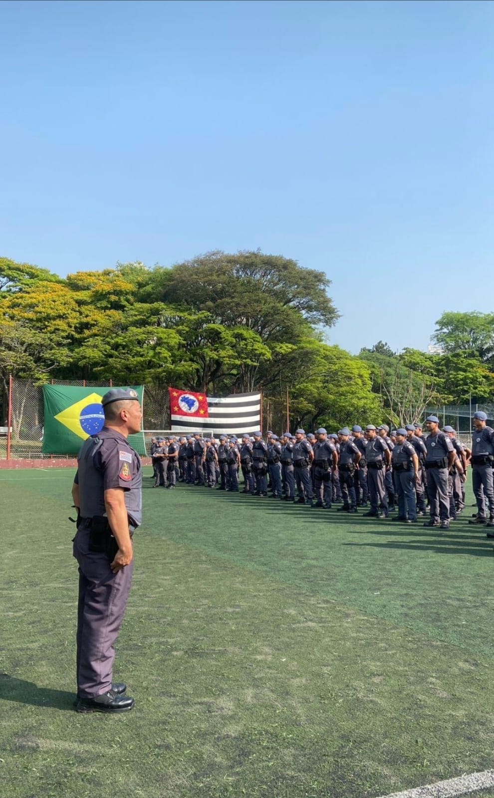 Coronel da Polícia Militar conduzindo sua tropa durante formatura, em uma reflexão sobre liderança servidora, respeito e o compromisso de servir às pessoas.